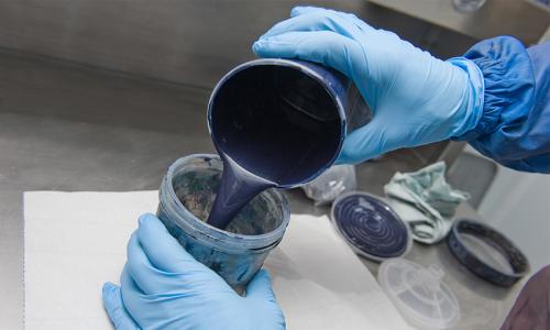 Можно ли наносить масляную краску на акриловую. Отличие эмали от акриловой краски по составу и техническим характеристикам