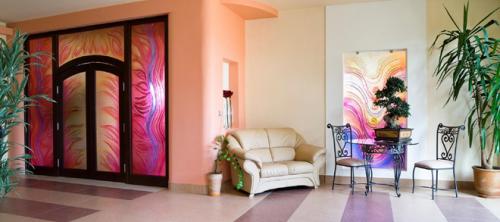 Чем можно покрасить стекло на двери. Как закрасить стекло в старой двери: интересные варианты