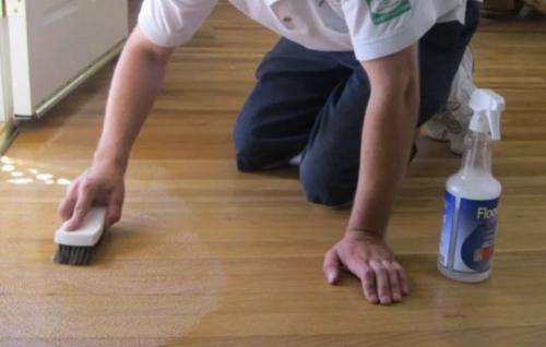 Как отмыть аэрозольную краску с кожи. Как почистить линолеум от краски для обуви?