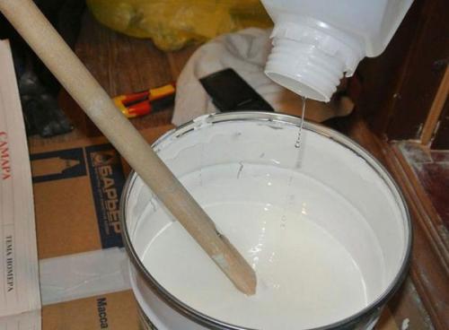 Сколько воды добавлять в водоэмульсионную краску. Когда необходимо разбавлять водоэмульсионные составы