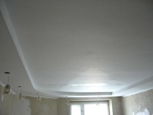 Шкурить потолок после покраски. Самый легкий способ исправить неровности на потолке после окрашивания