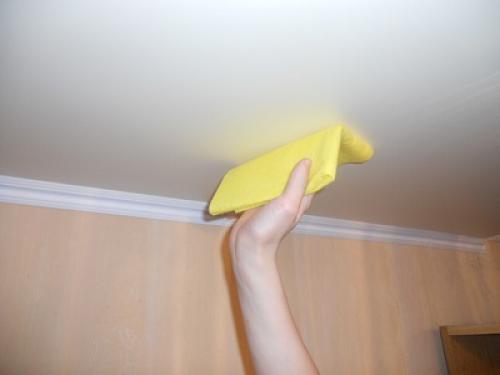 Как убрать пятна на побеленном потолке. Удалить после протечки