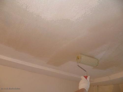 Шкурить потолок после покраски. Самый легкий способ исправить неровности на потолке после окрашивания