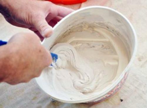 Потолок штукатурить или шпаклевать. Основной этап: шпаклевка потолка