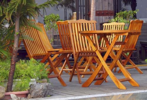 Защита древесины декоративной лакоморилкой от TM Vidaron. Основные группы лаков Vidaron 01