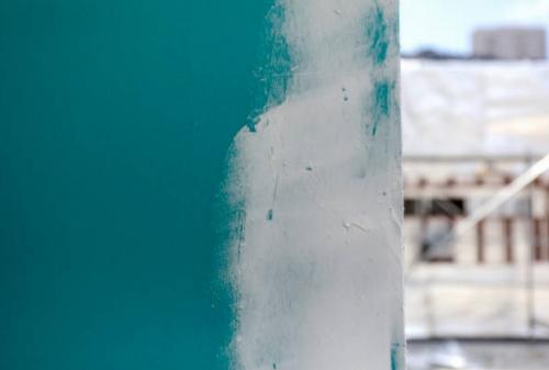 Можно ли штукатурить по водоэмульсионной краске. Штукатурка стен поверх краски