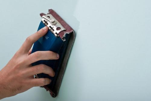 Почему водоэмульсионная краска ложится слоями. Какие инструменты понадобятся для покраски потолка 01