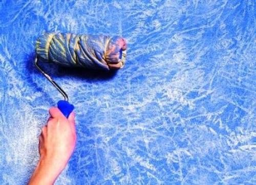 Почему водоэмульсионная краска ложится слоями. Какие инструменты понадобятся для покраски потолка 02