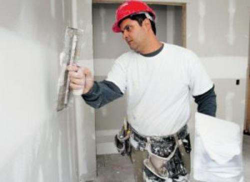 Как правильно шпаклевать стены под обои. Виды шпаклевочных смесей