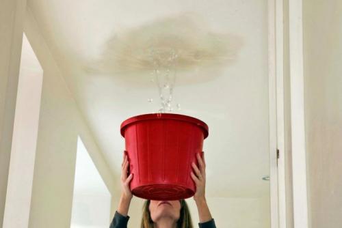 Как убрать пятна с побелки. Устранение желтизны на побеленном или покрашенном потолке