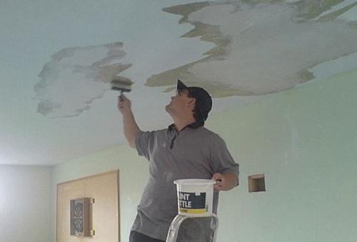 Как убрать пятна с побелки. Устранение желтизны на побеленном или покрашенном потолке