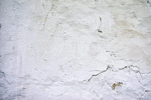 Можно ли красить не высохшую штукатурку. Чем грозит отделка стен с непросохшей штукатуркой