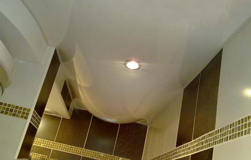 Пятно на натяжном потолке после затопления. Ремонтно-восстановительные работы потолков из ПВХ