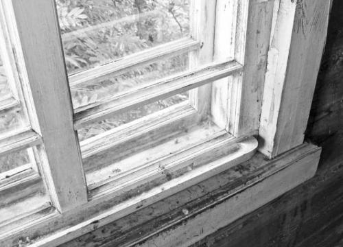 Как покрасить балконную раму снаружи. Как перекрасить старые деревянные рамы на балконе