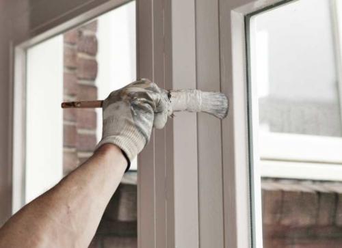 Как покрасить балконную раму снаружи. Как перекрасить старые деревянные рамы на балконе