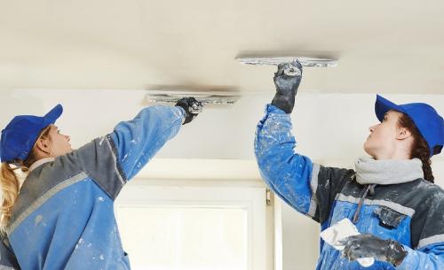 Как красить акриловой краской без разводов. Грунтовка потолка и выбор краски