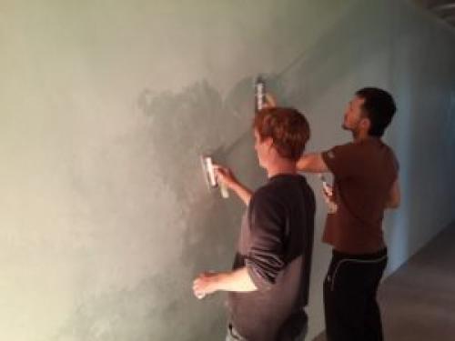 Как нанести декоративную штукатурку на окрашенные стены. Нанесение штукатурки на краску