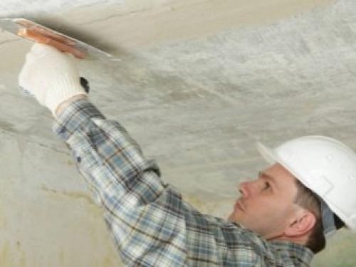 Как шпаклевать потолок под покраску. Что нужно иметь для работы 13