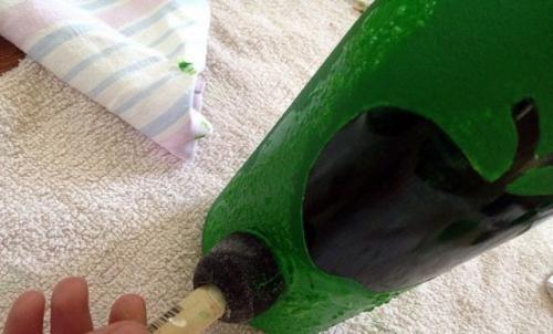 Как покрасить бутылку шампанского баллончиком. Украшение свадебного шампанского своими руками: выбираем лучший вариант оформления в технике окрашивания