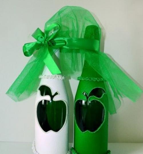 Как покрасить бутылку шампанского баллончиком. Украшение свадебного шампанского своими руками: выбираем лучший вариант оформления в технике окрашивания