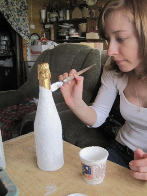 Украшение бутылок на свадьбу своими руками пошагово. Техники украшения свадебных бутылок своими руками, интересные идеи для новичков