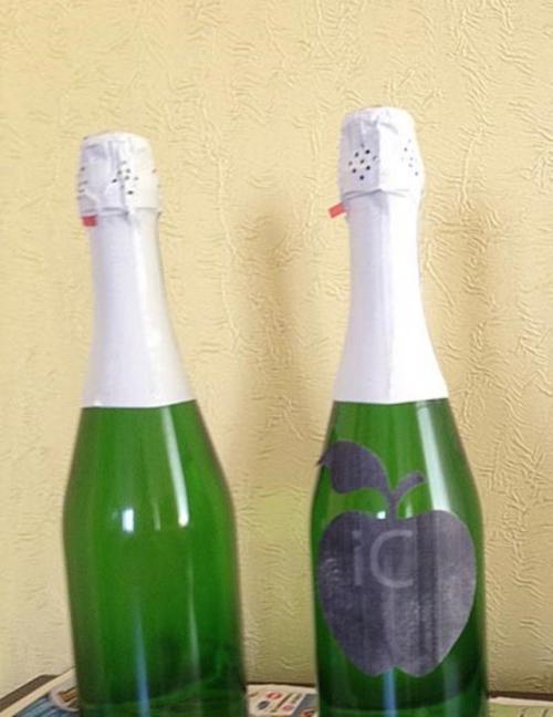 Как покрасить бутылку шампанского. Свадебные бутылки шампанского своими руками в бело-зеленной гамме