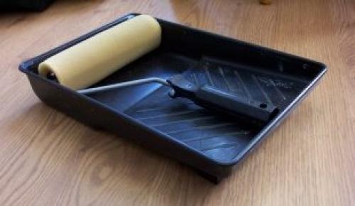 Как покрасить потолок валиком. Выбор инструмента для окраски потолка