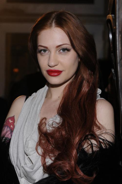 Молочный цвет волос: оригинальные тренды