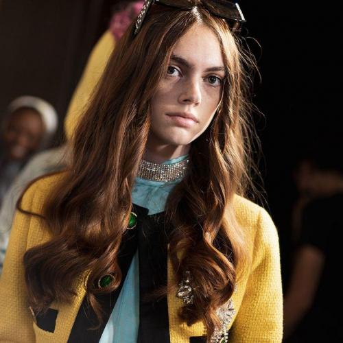 Шоколадный цвет волос 2022. Модный цвет волос 2022: актуальные тренды, техники окрашивания, фото 35