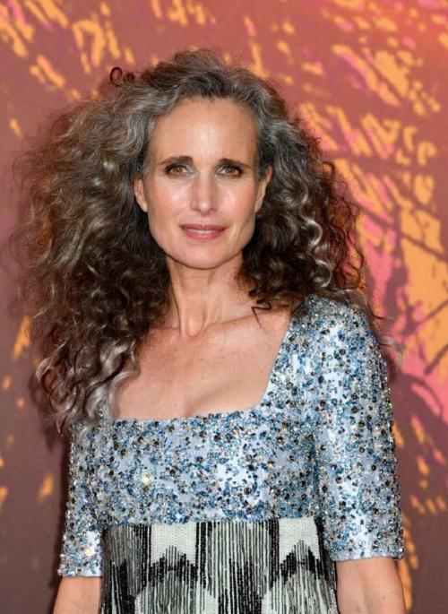 Шоколадный цвет волос 2022. Модный цвет волос 2022: актуальные тренды, техники окрашивания, фото 31