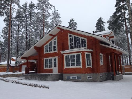 Покраска деревянного дома снаружи. 	Почему древесина на фасаде дома подвержена разрушению? Факторы, способствующие разрушению древесины. 07